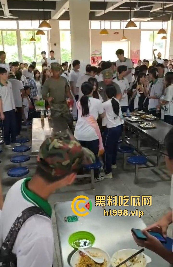 澄海职校精神小妹校内霸凌，收小太妹当马仔，学校里收保护费，谁不给钱就干谁！-9