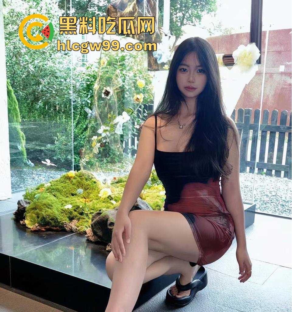 重庆极品19岁高三学生妹【吴培怡】在房间露出自慰视频流出, 看脚上的美甲和纹身贴可实锤,内容炸裂!-3