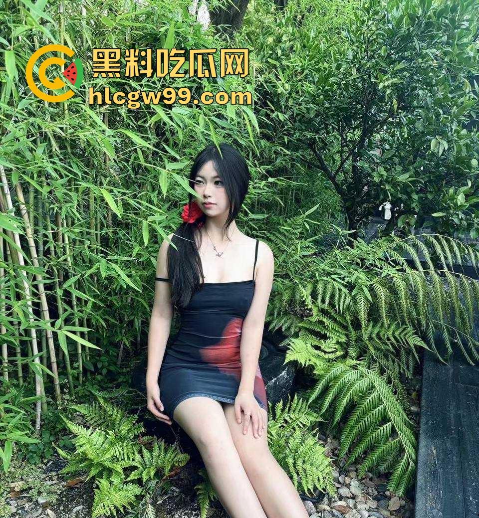 重庆极品19岁高三学生妹【吴培怡】在房间露出自慰视频流出, 看脚上的美甲和纹身贴可实锤,内容炸裂!-4