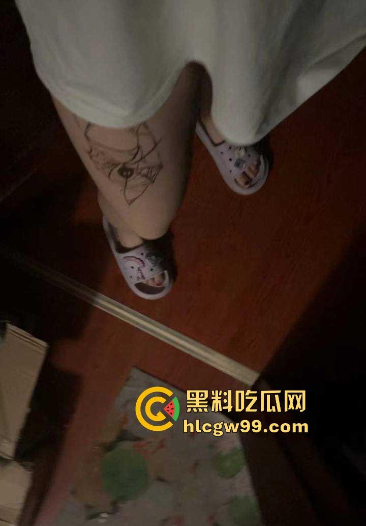 重庆极品19岁高三学生妹【吴培怡】在房间露出自慰视频流出, 看脚上的美甲和纹身贴可实锤,内容炸裂!-6