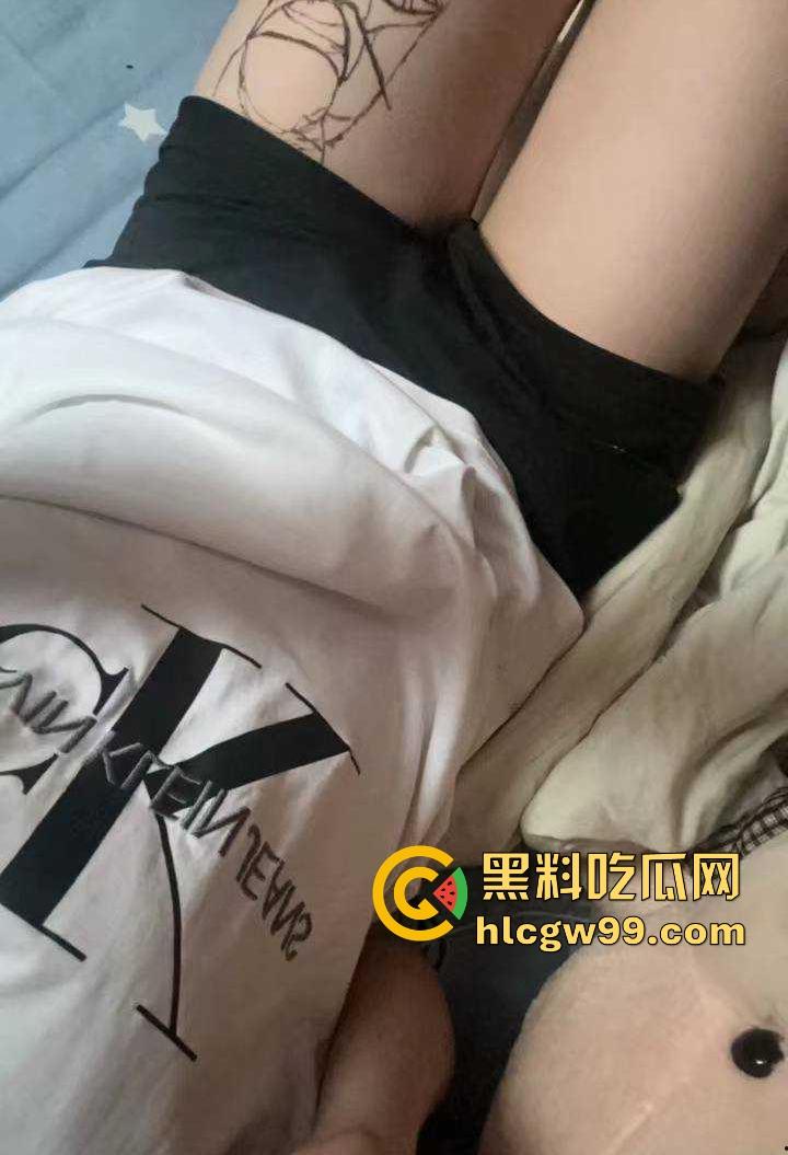 重庆极品19岁高三学生妹【吴培怡】在房间露出自慰视频流出, 看脚上的美甲和纹身贴可实锤,内容炸裂!-7