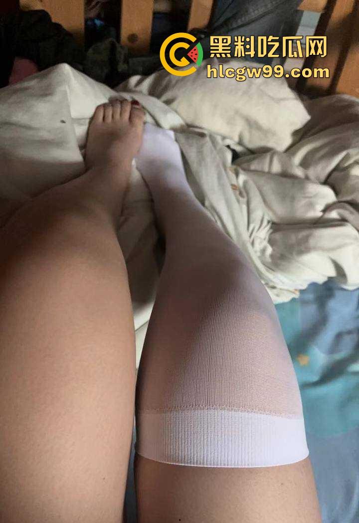 重庆极品19岁高三学生妹【吴培怡】在房间露出自慰视频流出, 看脚上的美甲和纹身贴可实锤,内容炸裂!-8