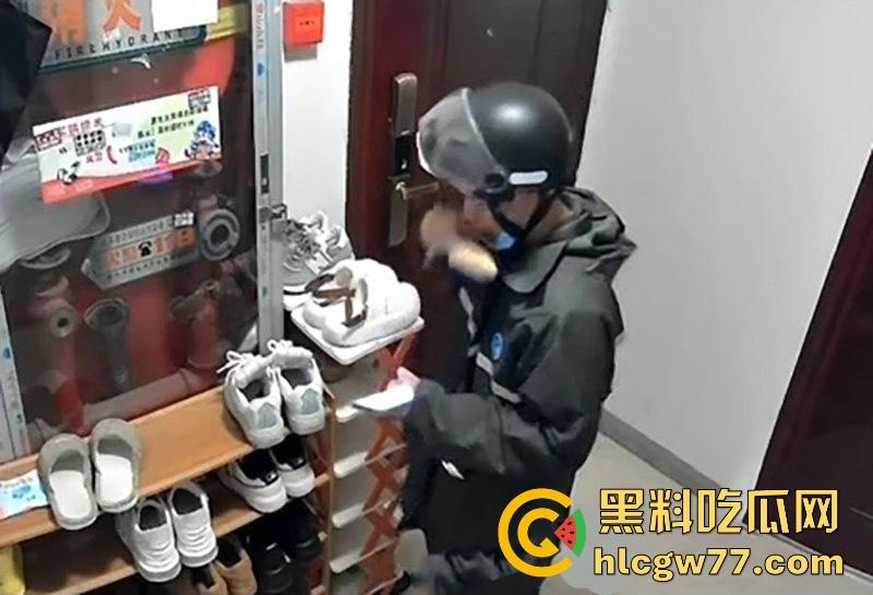 南通拆迁房小区 半夜惊现变态男 蹲守民宅狂舔女户主高跟鞋 五分钟监控视频流出!-6