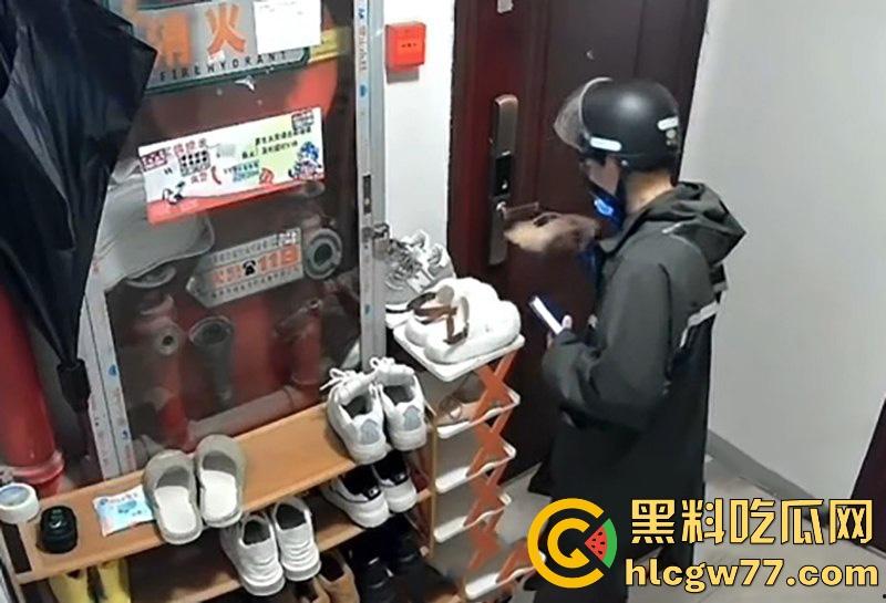 南通拆迁房小区 半夜惊现变态男 蹲守民宅狂舔女户主高跟鞋 五分钟监控视频流出!-9