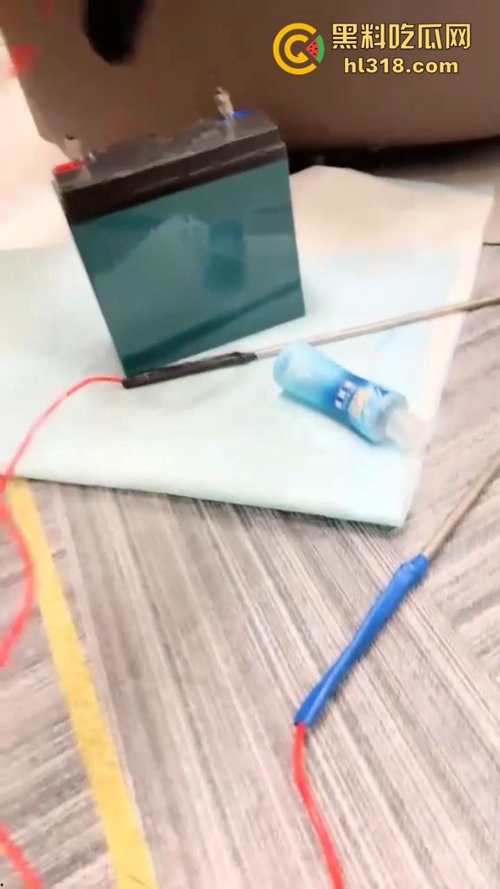 现在SM都发展到这个地步了吗！直接上电击了，把骚母狗的逼都电的缩起来，现场火花四溅刺激无比！-1