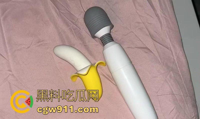 福建女大学生为还网贷擦边卖骚，远程网调自慰，翘臀对镜狂抠粉嫩骚穴，宿舍空气里满是骚味！-13