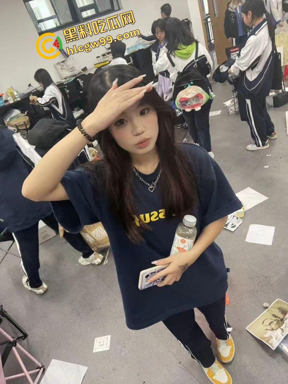 重庆艺术学校清纯嫩妹【何颖】沐浴露洗澡露奶露逼，镜子前无套后入 扶墙淫荡做爱！独家曝光流出！-1