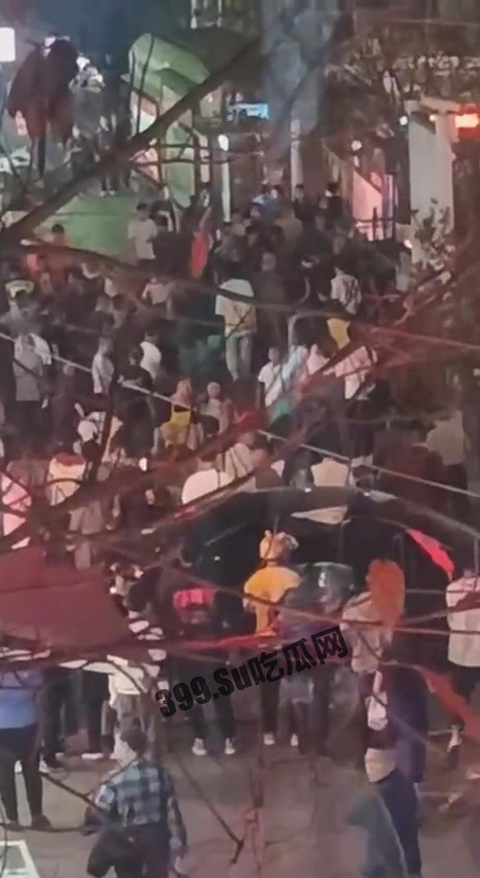 重庆 上热搜 重庆观音桥 男子持菜刀砍人致四名路人受伤-7