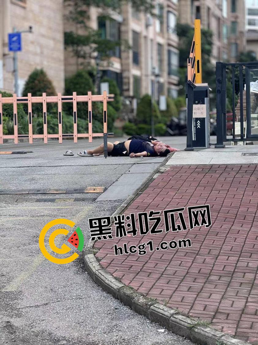 广西防城港公婆不按规定停车 还打骂保安 被保安夺刀砍死 大快人心 现场血腥视频流出-5