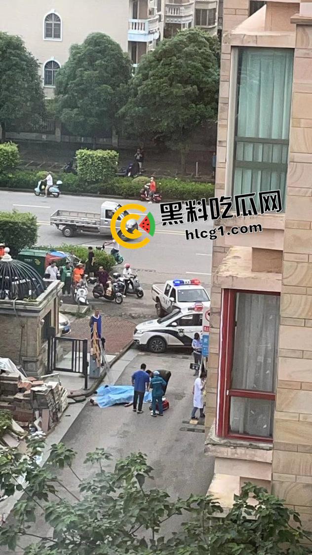 广西防城港公婆不按规定停车 还打骂保安 被保安夺刀砍死 大快人心 现场血腥视频流出-7