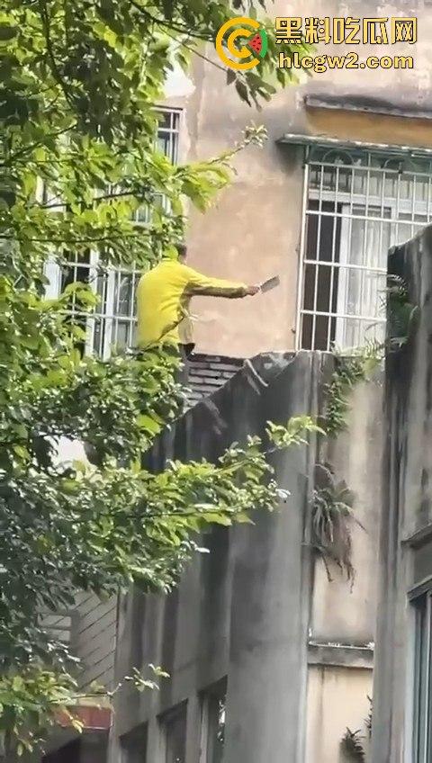 广州海珠区持刀男子与警察对峙，结果寡不敌众被撂倒，这街头硬汉就这？-1