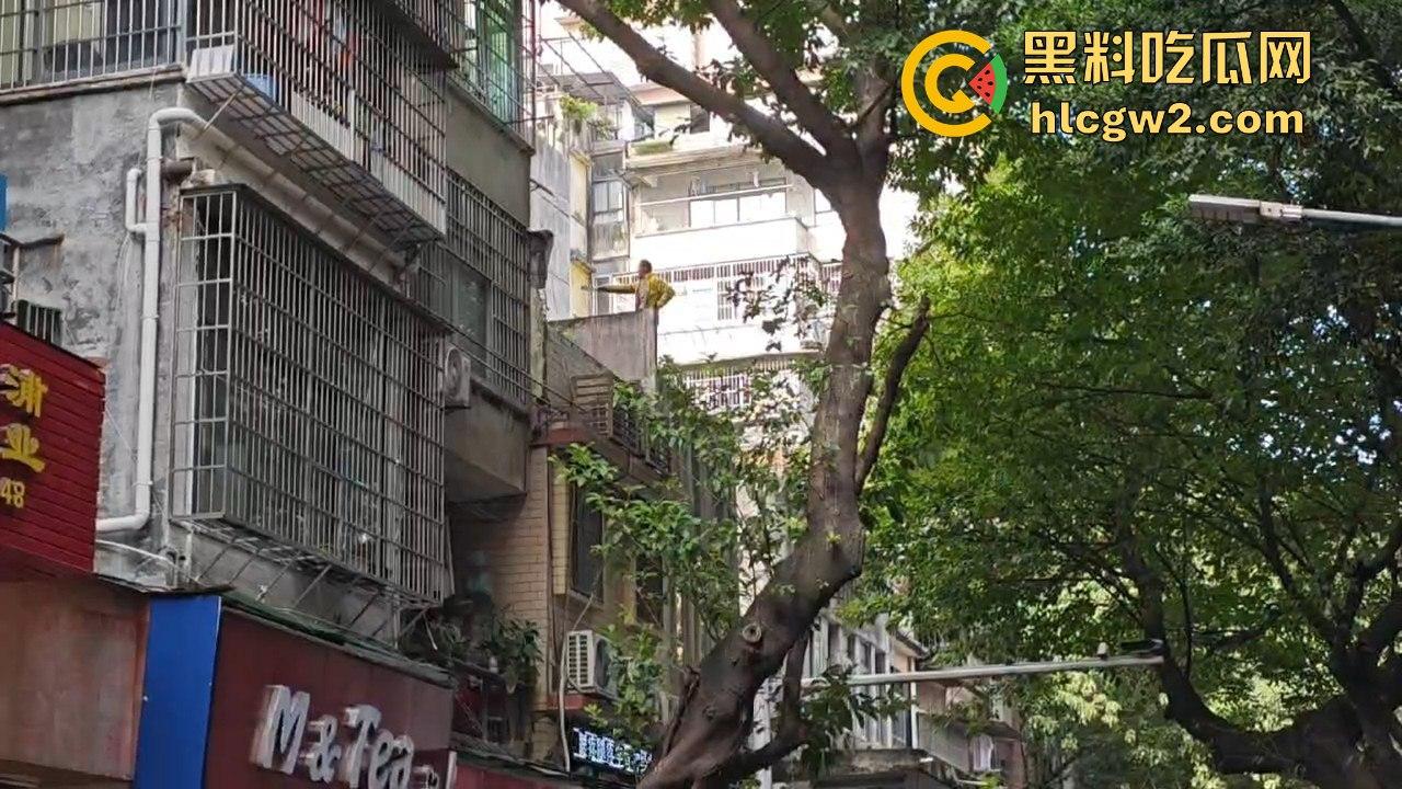 广州海珠区持刀男子与警察对峙，结果寡不敌众被撂倒，这街头硬汉就这？-2