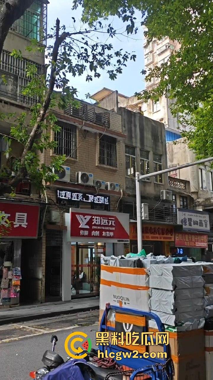 广州海珠区持刀男子与警察对峙，结果寡不敌众被撂倒，这街头硬汉就这？-9