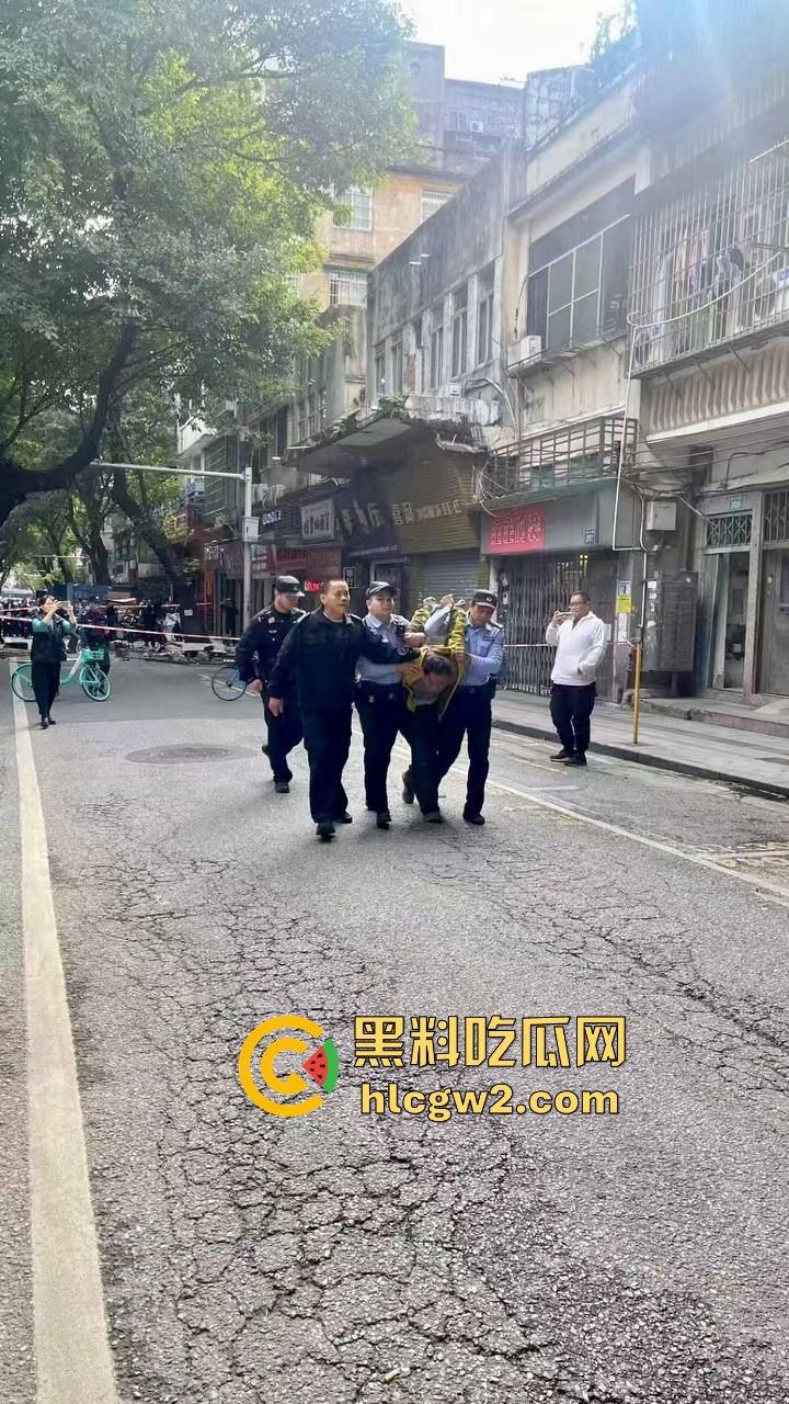 广州海珠区持刀男子与警察对峙，结果寡不敌众被撂倒，这街头硬汉就这？-12