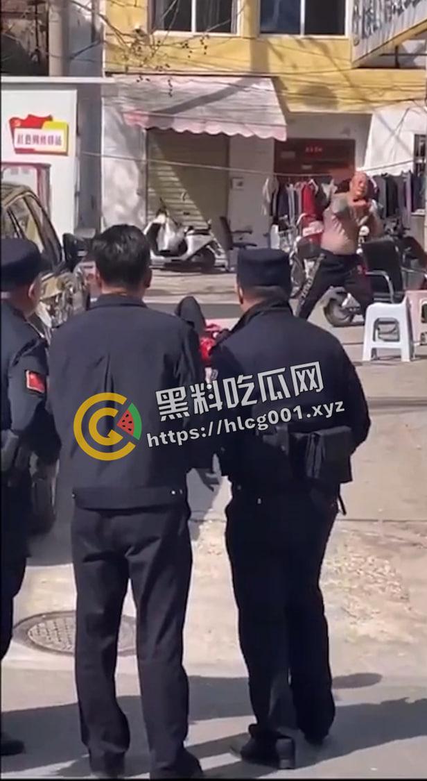 徐州鼓楼男子砍死三个人后当场自尽  对着自己脖子疯狂割 这是真的狠人 现场血腥画面流出-3