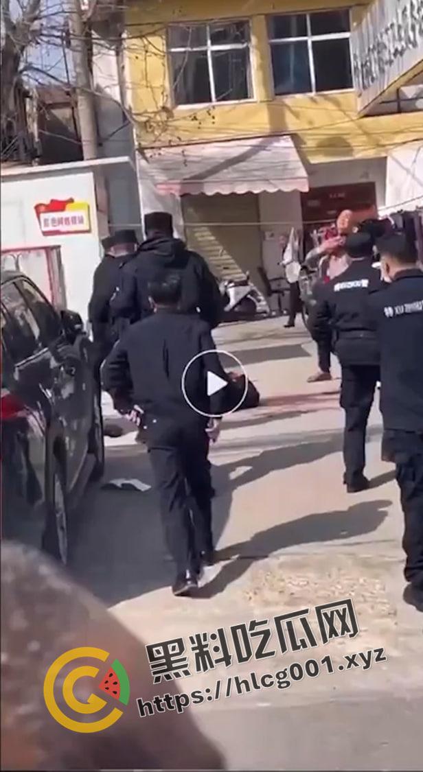 徐州鼓楼男子砍死三个人后当场自尽  对着自己脖子疯狂割 这是真的狠人 现场血腥画面流出-5