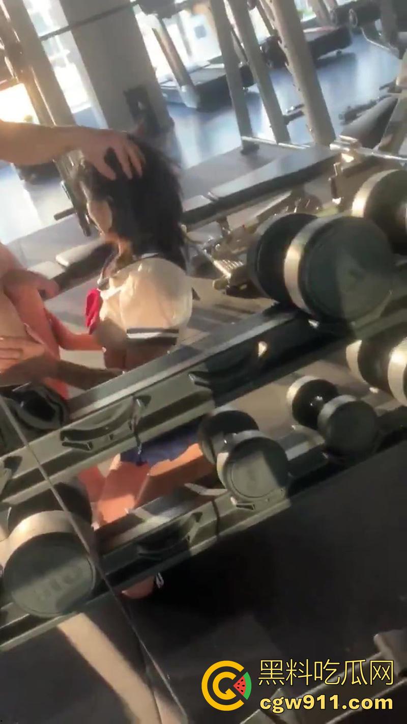 扬州健身房老板惊爆大瓜,趁老婆坐月子,跟女会员搞一起,跪地吃鸡狂插翘臀,还拍下视频被其老公发现曝光!-3