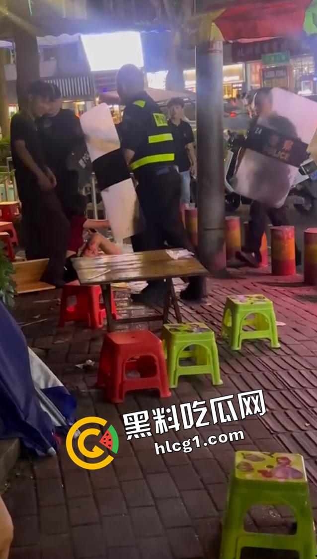 南宁街头小吃摊砍人现场 情侣和路人起矛盾被拿刀捅死 现场视频流出 估计救不回来了-2