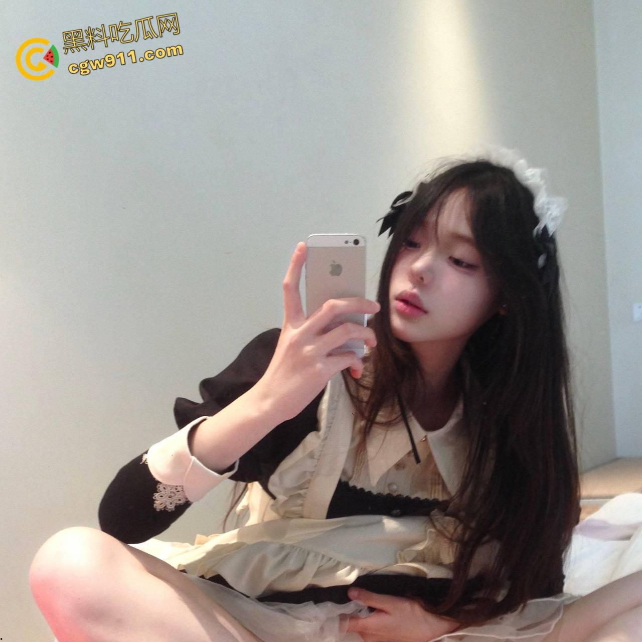 高人气清纯女神【小小绘】,白虎美乳大长腿,清纯少女瞬间化身骚母狗,极品身材堪称完美炮架!-1