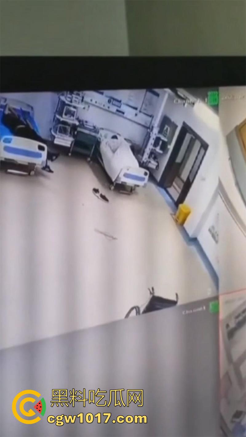 医院监控真实灵异事件，实拍一病床前出现鬼影，随后病人生命体征迅速消失，医生翻看录像发现惊恐一幕！-3