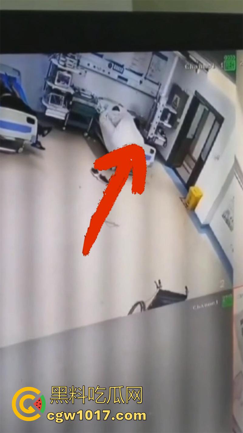 医院监控真实灵异事件，实拍一病床前出现鬼影，随后病人生命体征迅速消失，医生翻看录像发现惊恐一幕！-5