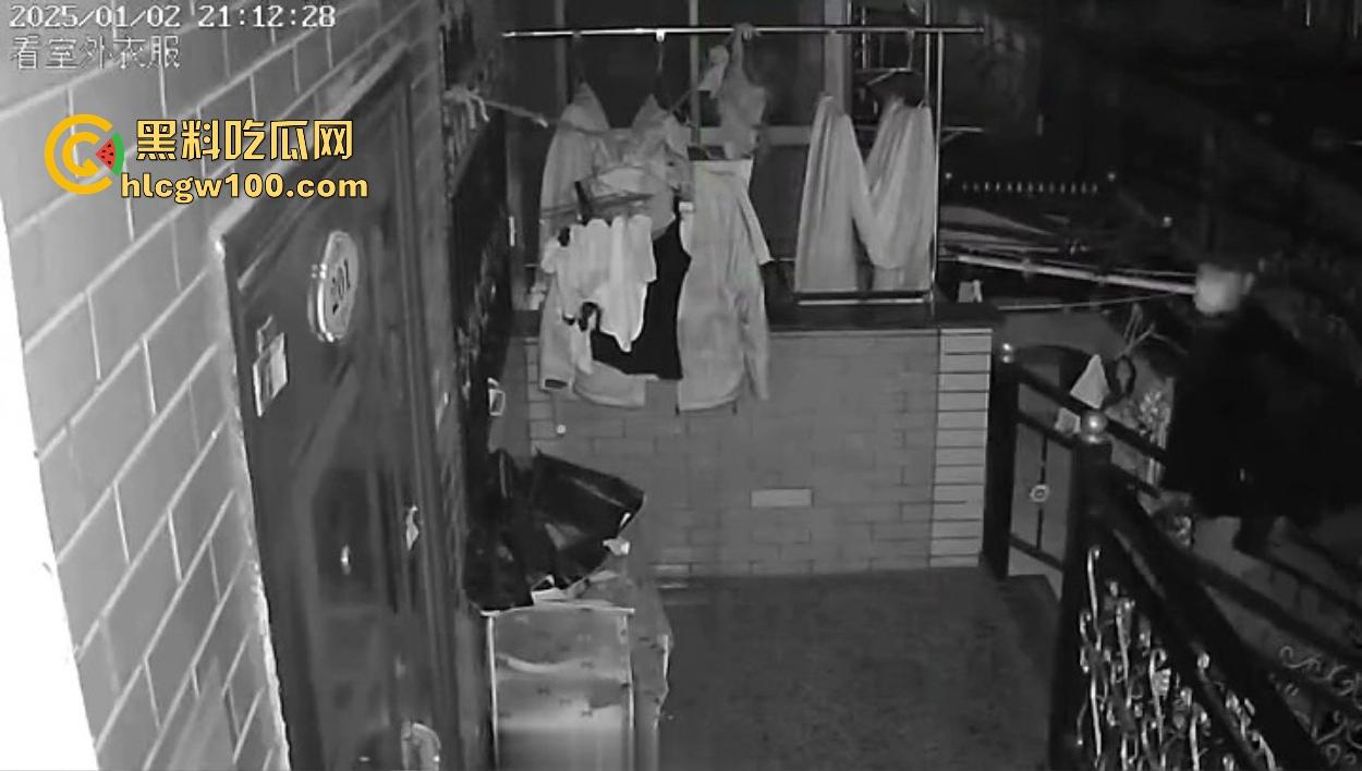 浙江嘉善南桥新村采花贼骚操作,偷完内裤撸到飞起,衣架子却乖乖挂回去,比外卖小哥还贴心!-3