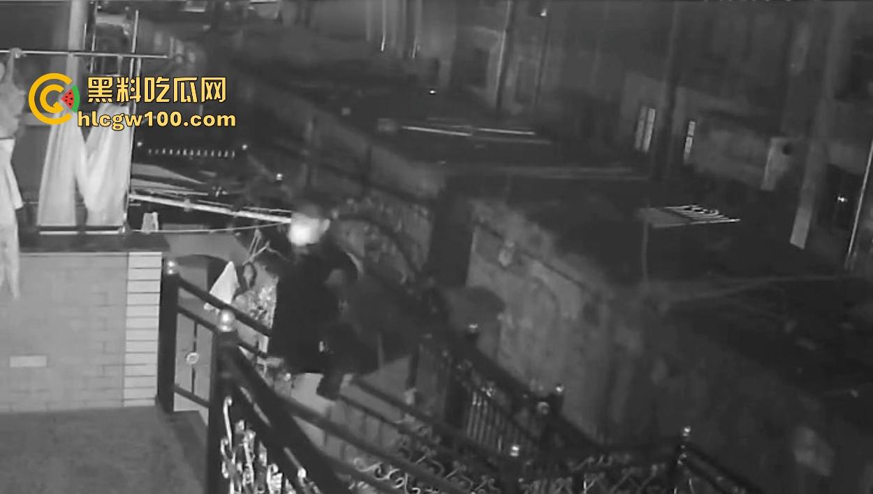 浙江嘉善南桥新村采花贼骚操作,偷完内裤撸到飞起,衣架子却乖乖挂回去,比外卖小哥还贴心!-4