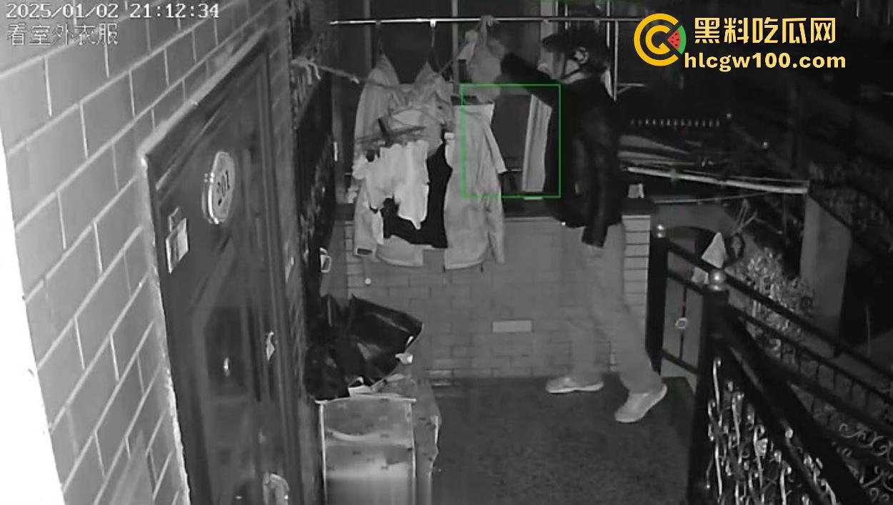 浙江嘉善南桥新村采花贼骚操作,偷完内裤撸到飞起,衣架子却乖乖挂回去,比外卖小哥还贴心!-5