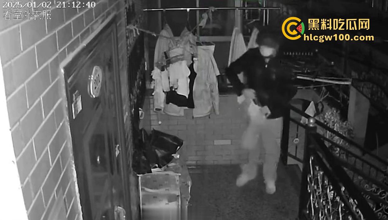 浙江嘉善南桥新村采花贼骚操作,偷完内裤撸到飞起,衣架子却乖乖挂回去,比外卖小哥还贴心!-7