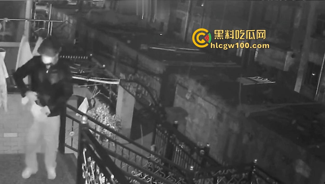 浙江嘉善南桥新村采花贼骚操作,偷完内裤撸到飞起,衣架子却乖乖挂回去,比外卖小哥还贴心!-8