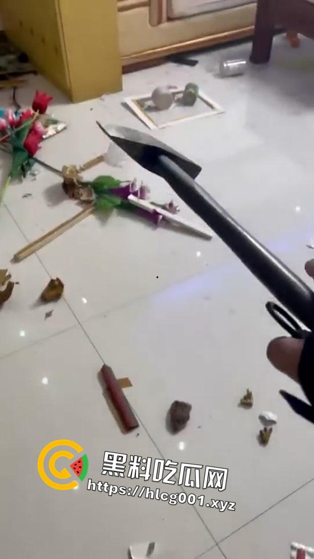 网传一男子因老婆长期不回家 给自己戴了绿帽 一时想不开在自己家中点火打砸导致火灾-2