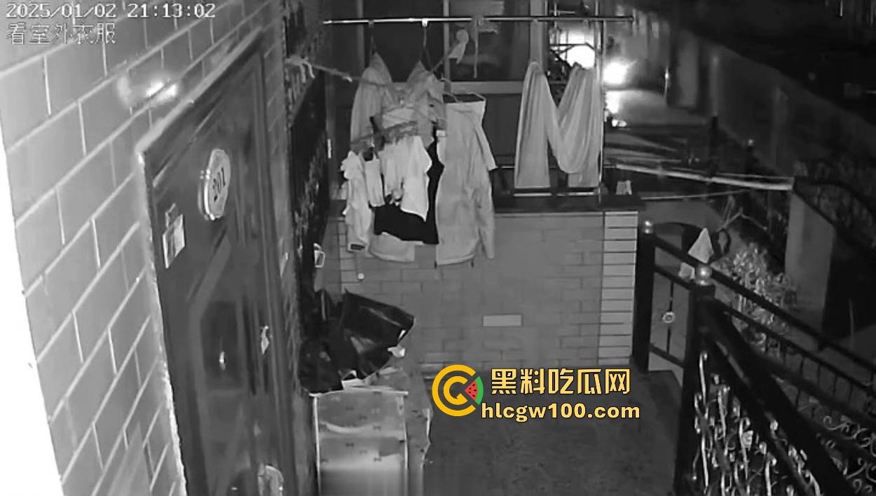 浙江嘉善南桥新村采花贼骚操作,偷完内裤撸到飞起,衣架子却乖乖挂回去,比外卖小哥还贴心!-11