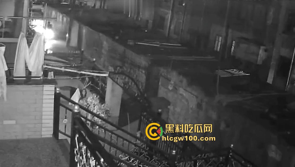 浙江嘉善南桥新村采花贼骚操作,偷完内裤撸到飞起,衣架子却乖乖挂回去,比外卖小哥还贴心!-12