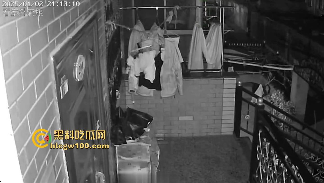 浙江嘉善南桥新村采花贼骚操作,偷完内裤撸到飞起,衣架子却乖乖挂回去,比外卖小哥还贴心!-13