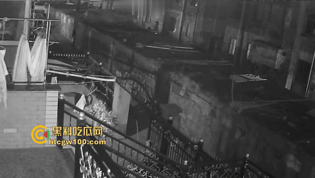 浙江嘉善南桥新村采花贼骚操作,偷完内裤撸到飞起,衣架子却乖乖挂回去,比外卖小哥还贴心!-14