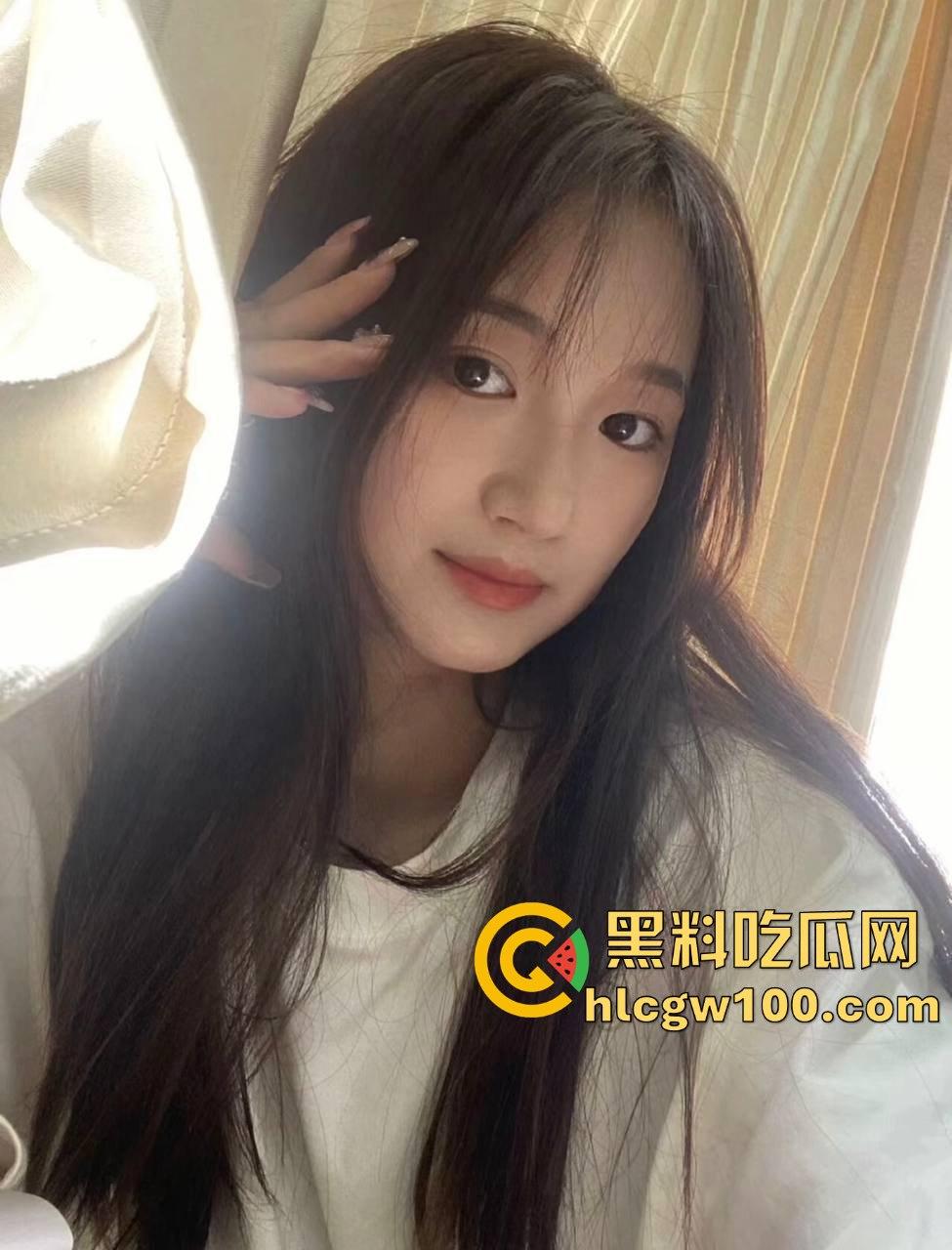 西安交通大学大四学姐【钟珂怡】私密视频泄露，网上裸聊自慰极品骚货饥渴难耐。-2
