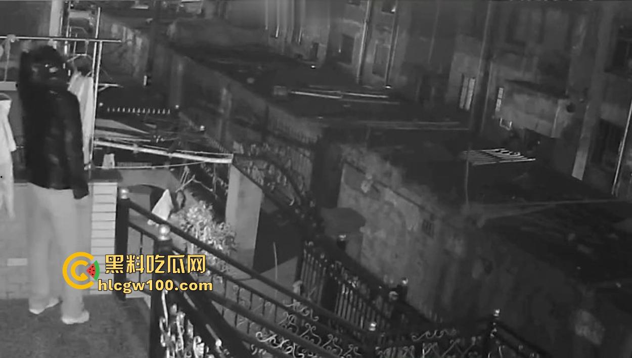 浙江嘉善南桥新村采花贼骚操作,偷完内裤撸到飞起,衣架子却乖乖挂回去,比外卖小哥还贴心!-16