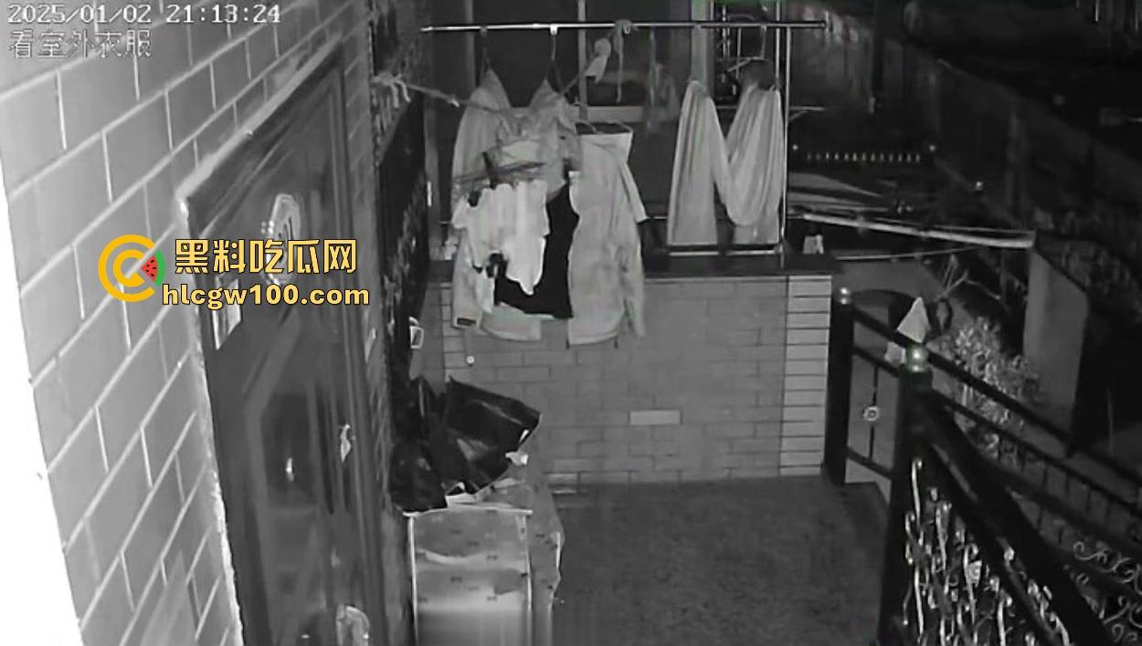 浙江嘉善南桥新村采花贼骚操作,偷完内裤撸到飞起,衣架子却乖乖挂回去,比外卖小哥还贴心!-17