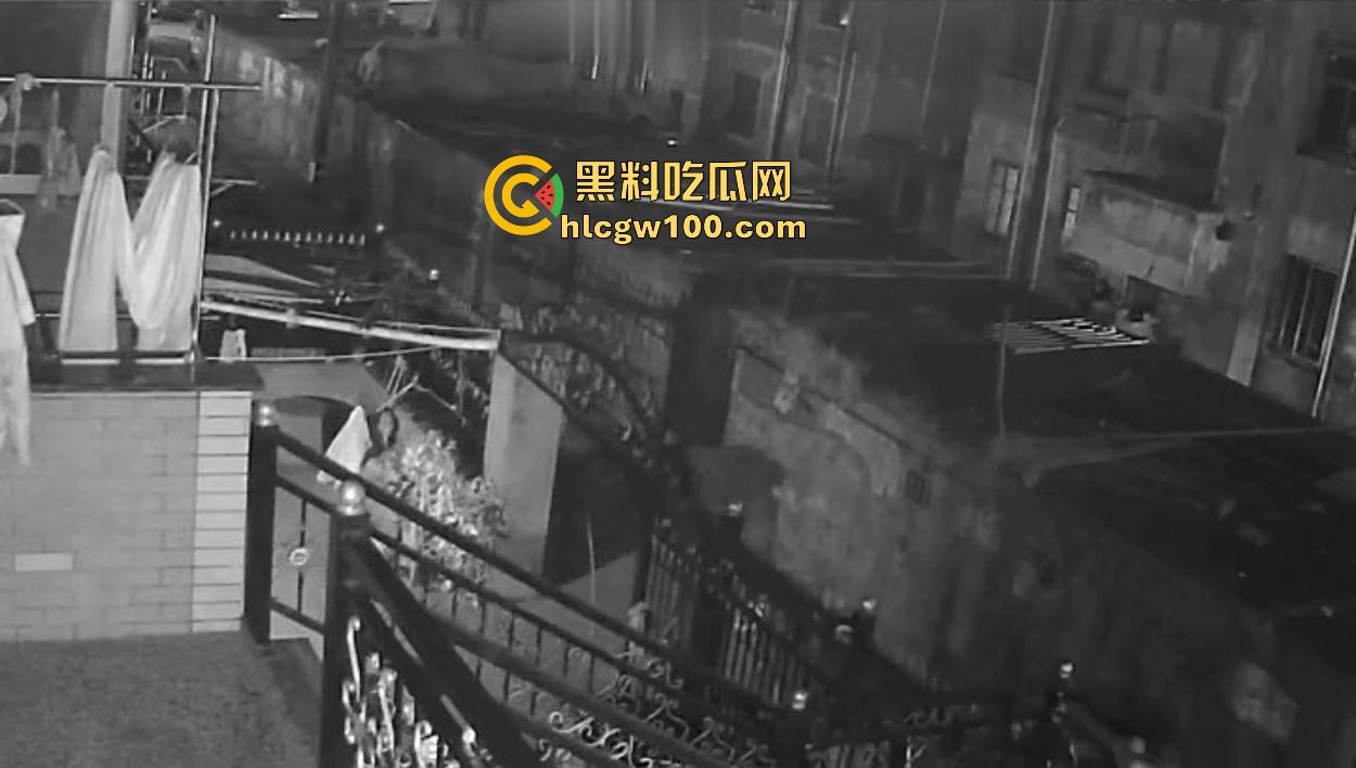 浙江嘉善南桥新村采花贼骚操作,偷完内裤撸到飞起,衣架子却乖乖挂回去,比外卖小哥还贴心!-18