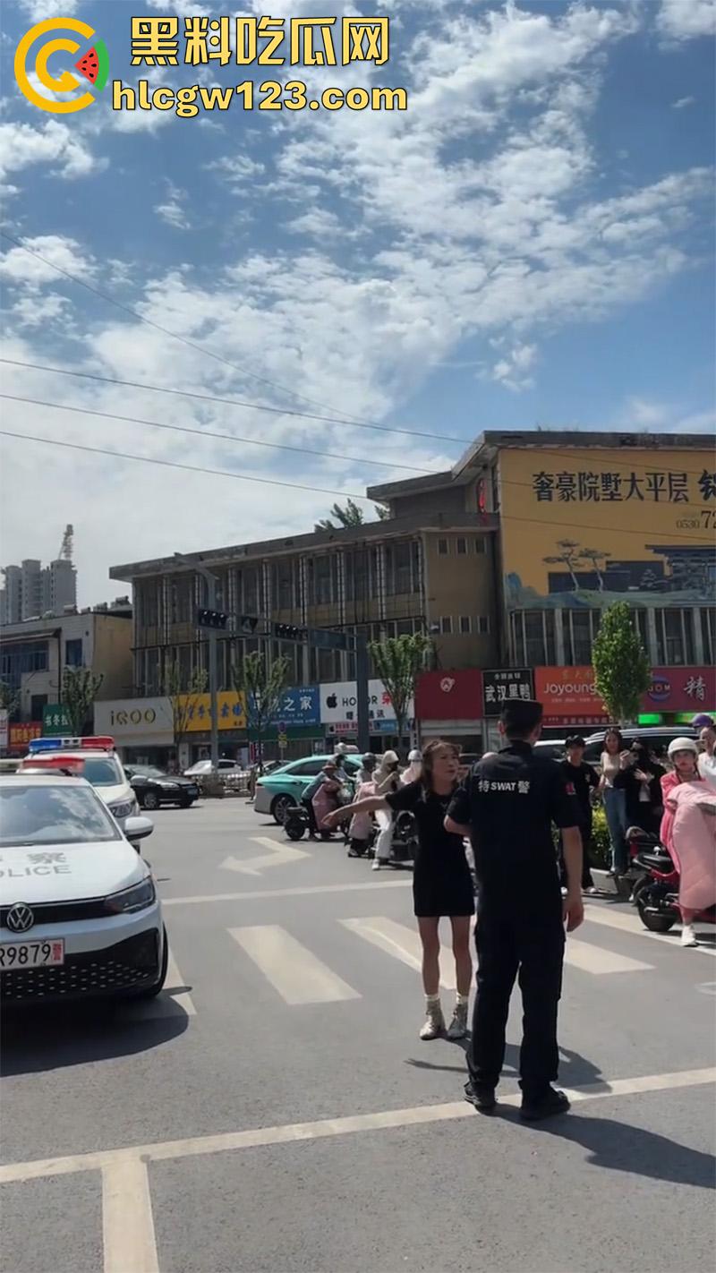 山东菏泽网红【玲玲宝贝】，因违停被贴罚单，爬上警车高声吼叫，拒不配合最终被强制带离现场！-3