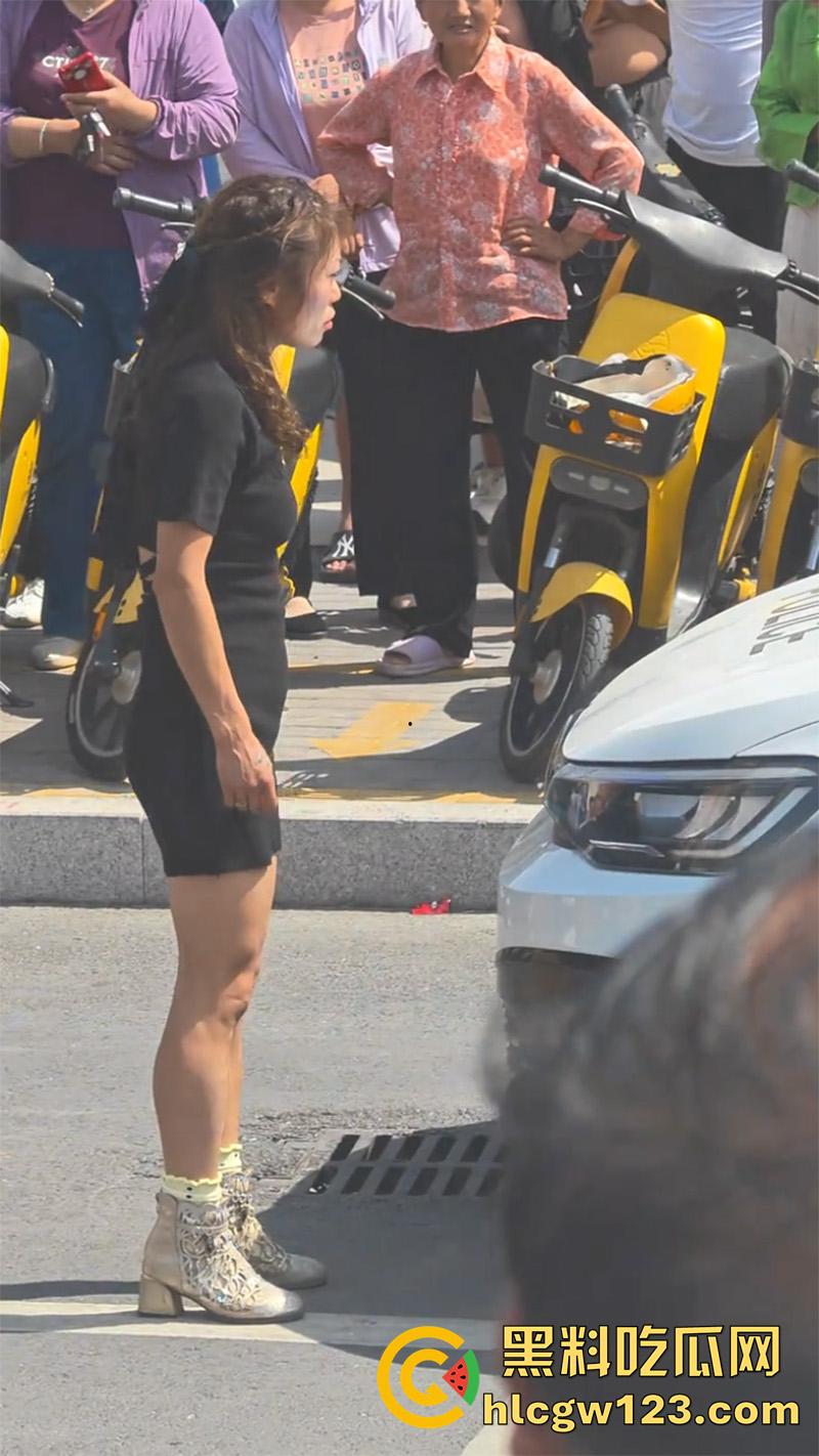 山东菏泽网红【玲玲宝贝】，因违停被贴罚单，爬上警车高声吼叫，拒不配合最终被强制带离现场！-5