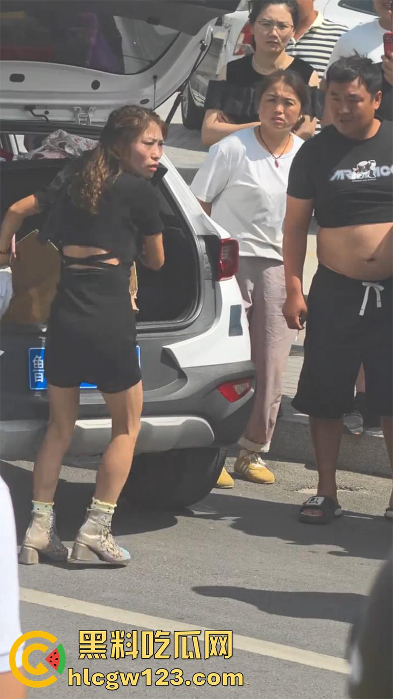 山东菏泽网红【玲玲宝贝】，因违停被贴罚单，爬上警车高声吼叫，拒不配合最终被强制带离现场！-7