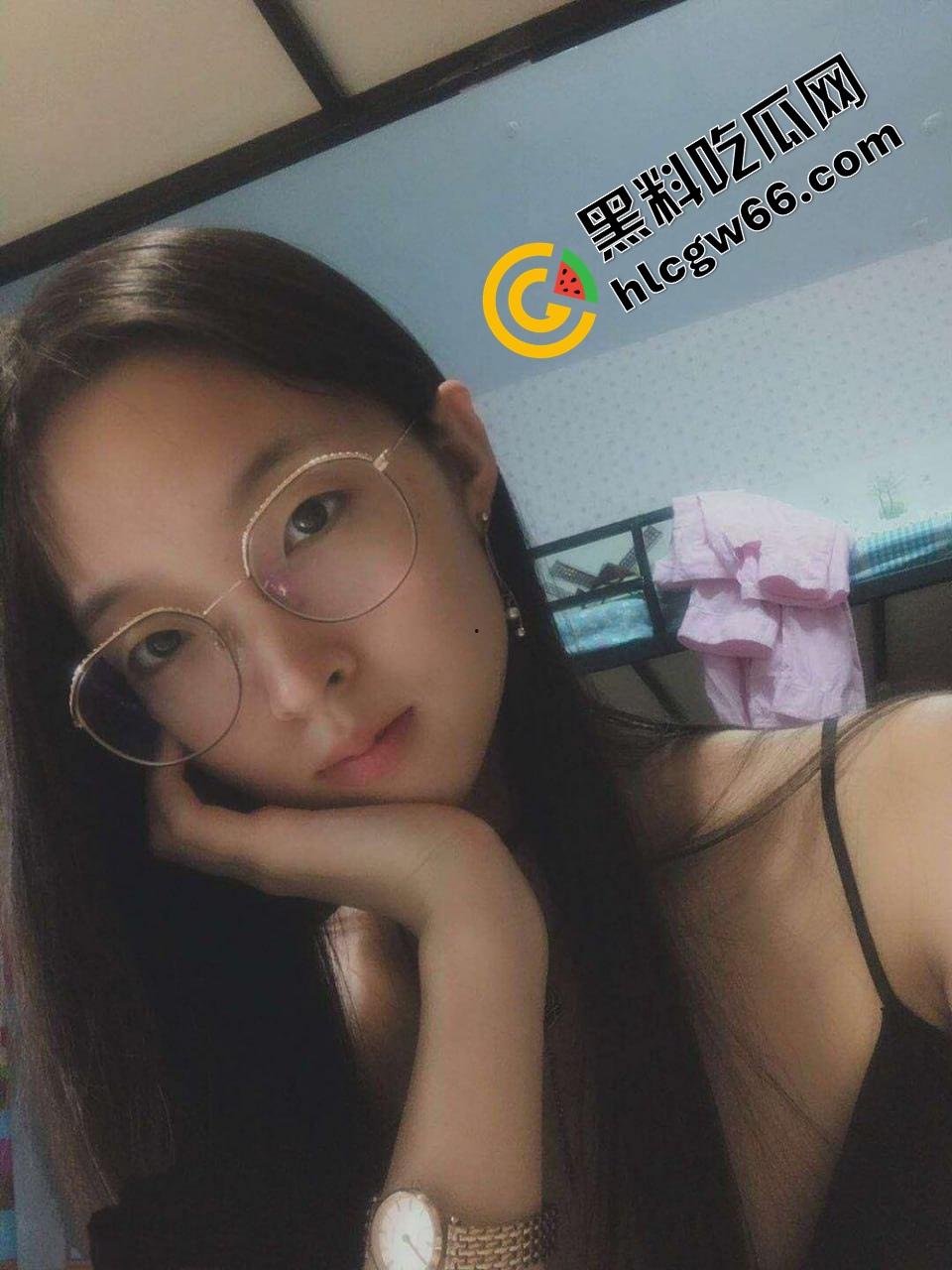 一根鸡巴干翻两个学妹，营口眼镜学妹【李静】啪啪视频曝光疯传，清纯脸配贱叫声，反差太猛！-1