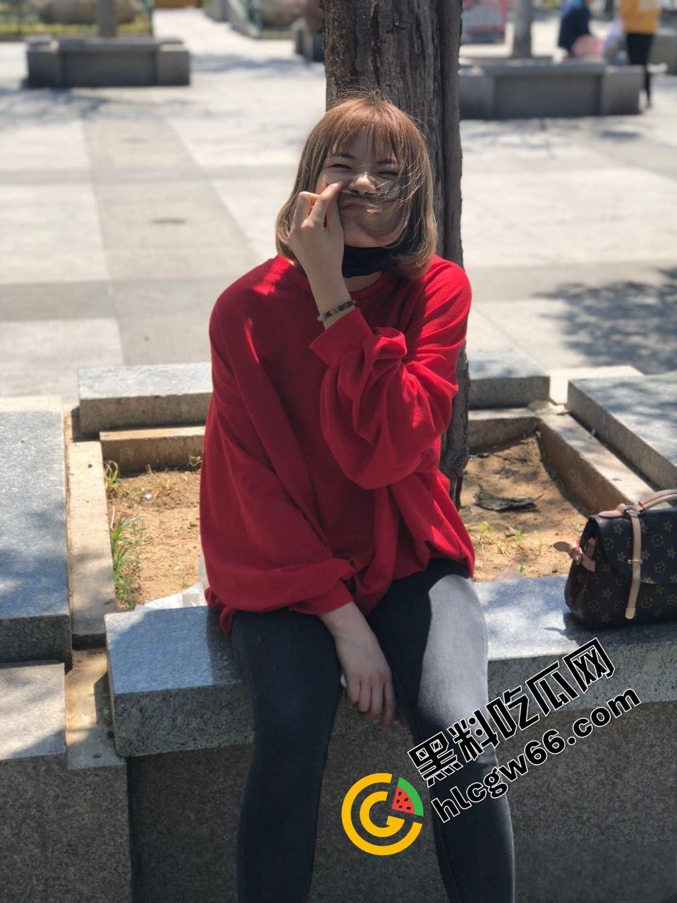 一根鸡巴干翻两个学妹，营口眼镜学妹【李静】啪啪视频曝光疯传，清纯脸配贱叫声，反差太猛！-3