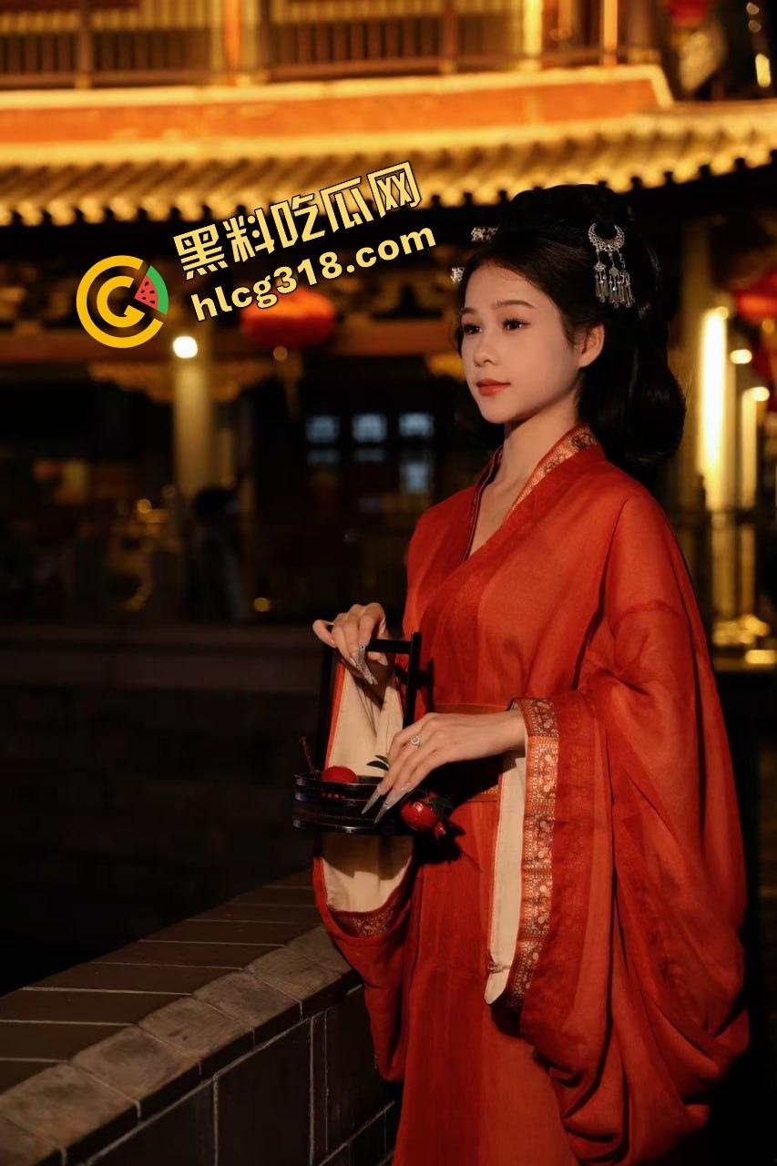 大奶邻居红色内衣辣秀骚姿，白天就撅屁股贴窗露奶，究竟是拍给老公还是干爹？光看这劲头床上得干疯了！-6