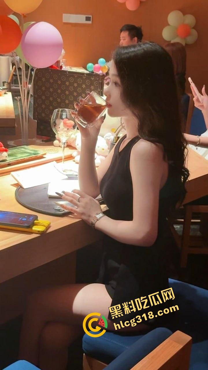 大奶邻居红色内衣辣秀骚姿，白天就撅屁股贴窗露奶，究竟是拍给老公还是干爹？光看这劲头床上得干疯了！-7