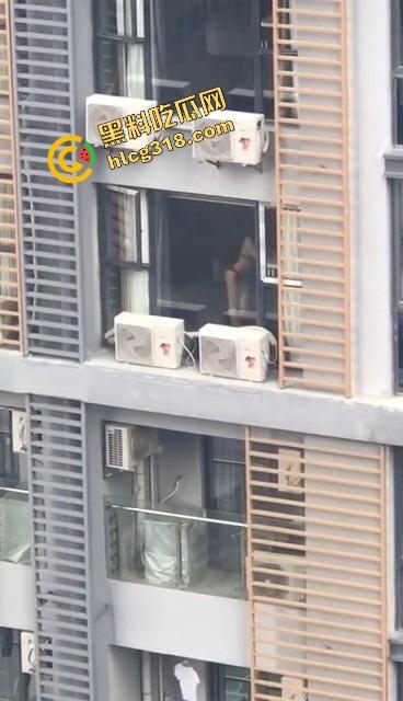 大奶邻居红色内衣辣秀骚姿，白天就撅屁股贴窗露奶，究竟是拍给老公还是干爹？光看这劲头床上得干疯了！-11