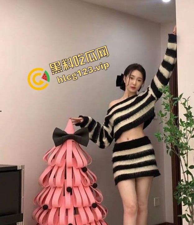 快手女神主播【卿卿下海】!情趣内衣黄播流出,粉嫩小穴与乳头大尺度曝光!-3