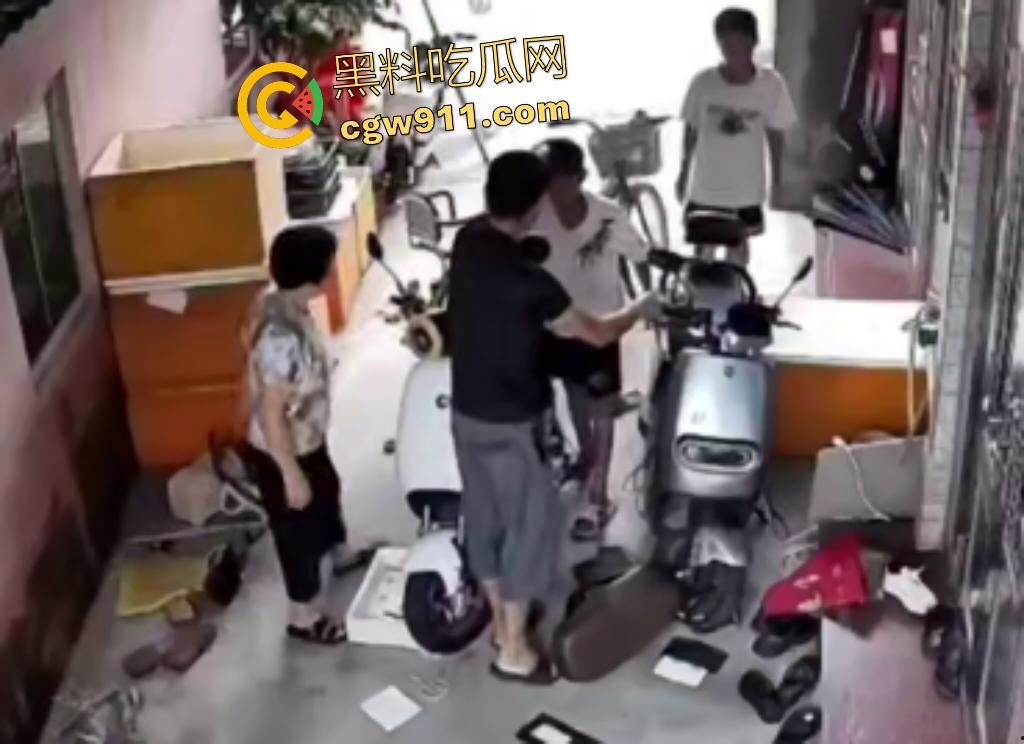 福建巷子里小孩乱放东西堵路,邻居怒打熊孩子引发小孩家长彻底疯狂抄刀狂砍,这起码要判三年起步!-1