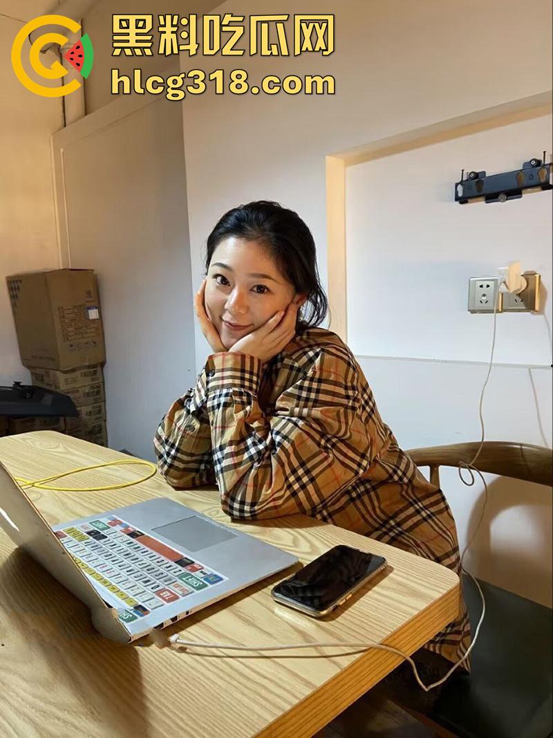 南通长腿反差婊【罗婷嘉】，细腰肥臀身材极品，分手后偷开男友家门锁，只为了追求大鸡巴的快乐！-5